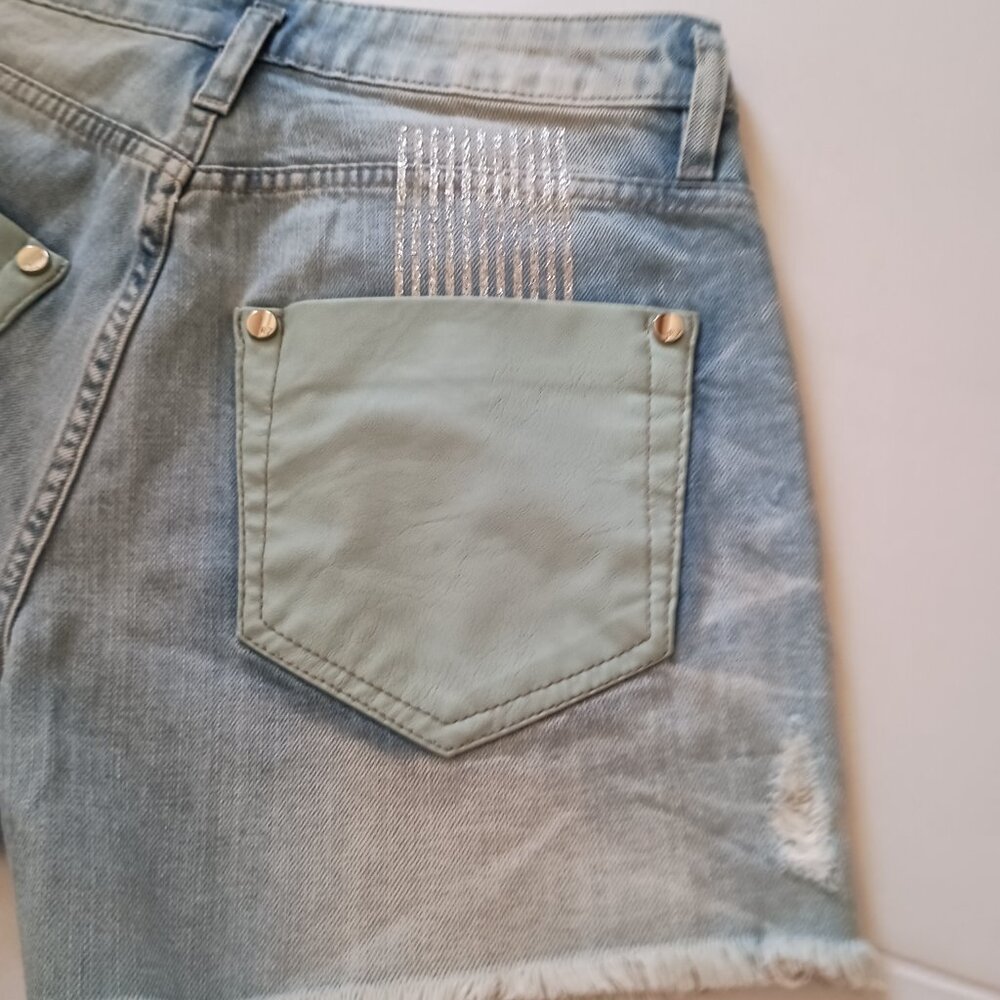 Razzo Coastal Cowgirl Distressed Frayed Light Denim Shorts Sz 8 (EU 38) NWT - Picture 12 of 16